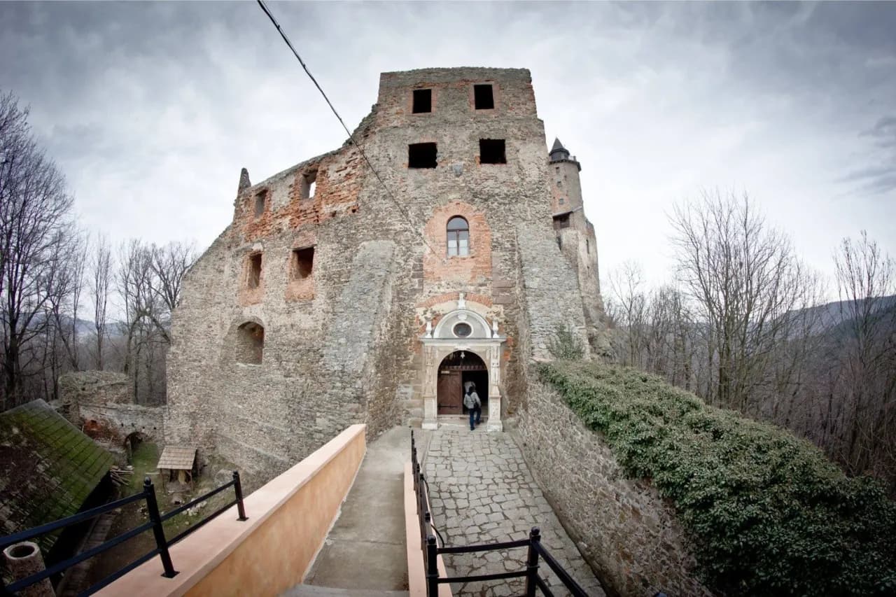 Zamek Grodno i Jezioro Bystrzyckie - odkryj ich fascynującą historię